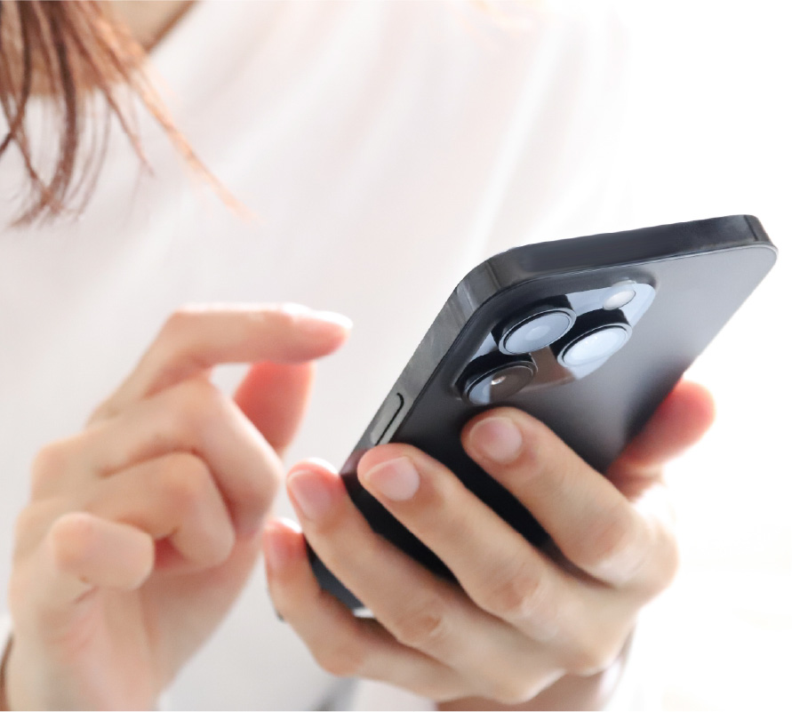 スマホを操作する女性